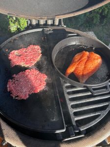 Halve maan grill en halve maan plancha en skillet op een kamado BBQ.
